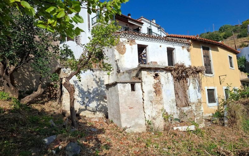 Spacious Skopelos town plot with ruined house