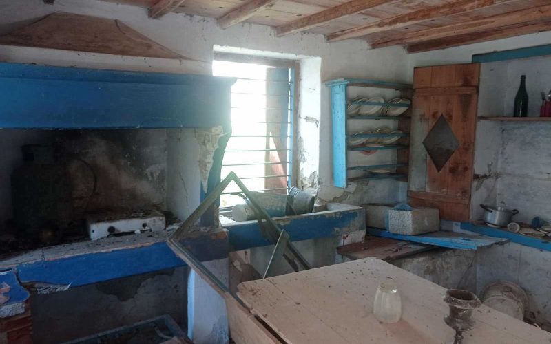 Old Stone cottage in spacious olive grove Kitchen