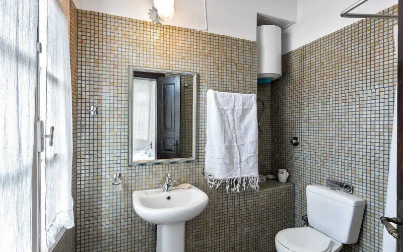 Beautiful Skopelos Town traditional house with terrace and Sea views Bathroom