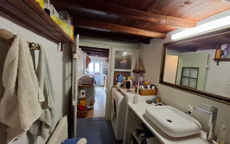 Traditional Stone made Town House Bathroom