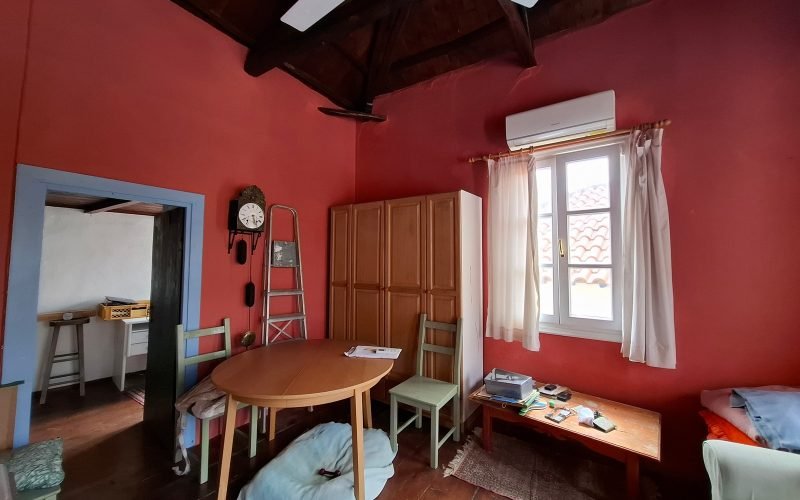 Traditional Stone made Town House Living/dining room