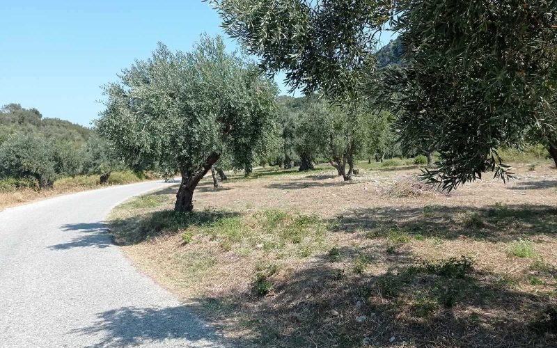 Plot in walking distance to Glysteri beach