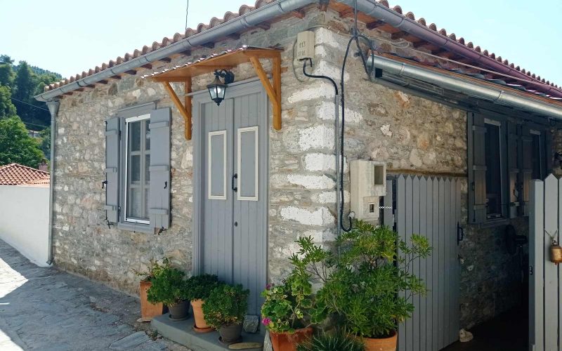 Stylish traditional house in Old Klima with yard and balcony