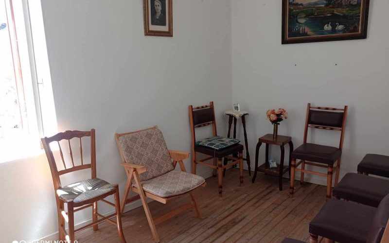 Traditional corner house in Skopelos Town Living room
