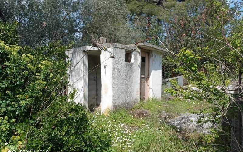 Big land with cottages to renovate close to Panormos beach storage place