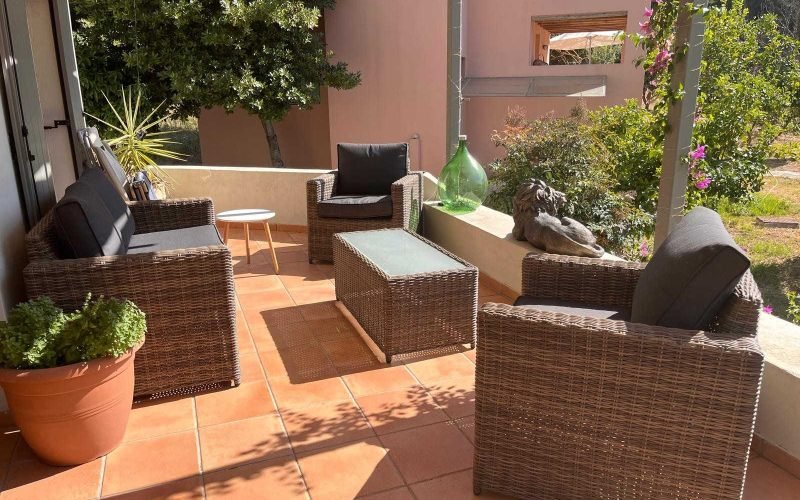 Property in walking distance to Agnontas beach