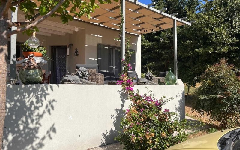 Property in walking distance to Agnontas beach