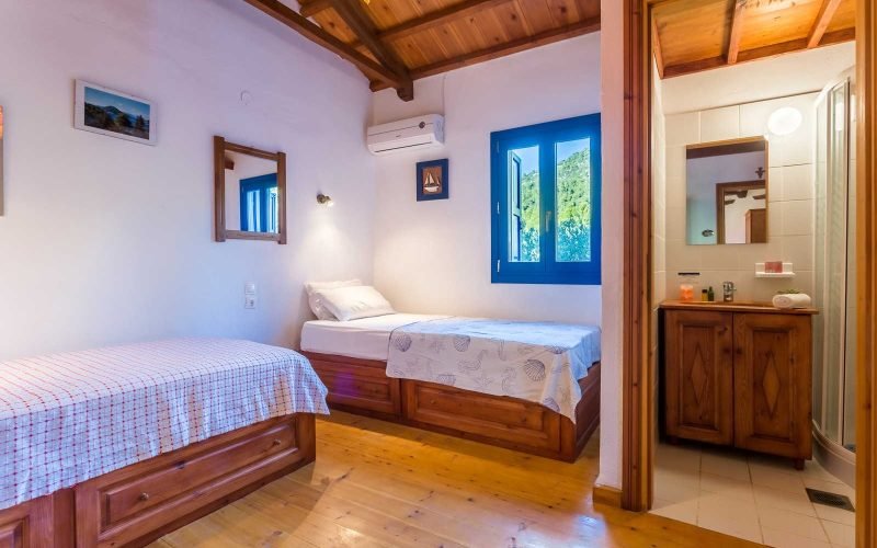 Beautiful Villa with Panoramic Views close to Panormos