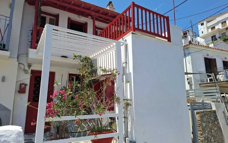 Cozy town house with balcony and terrace with views